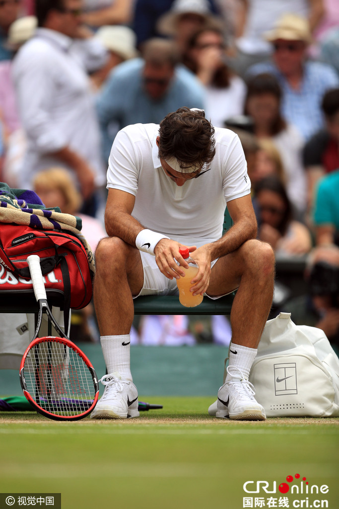 开云官方费德勒在中国队比赛中爆冷，出色防守引发热议！(费德勒最精彩的一场比赛)